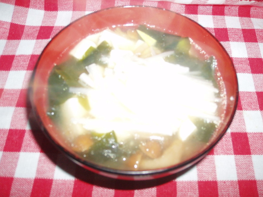 創味シャンタンで豆腐となめこのスープ☆の画像