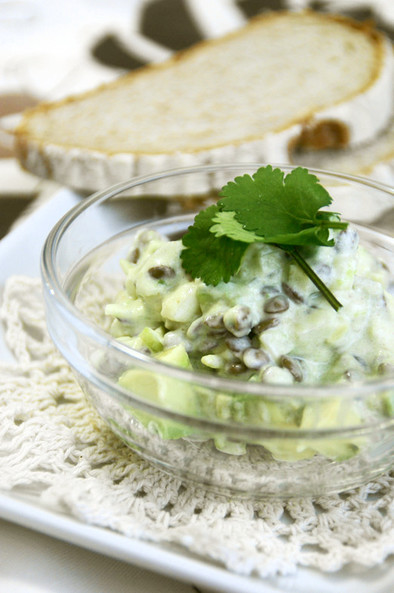 レンズ豆とアボカドのクミン風味サラダの写真
