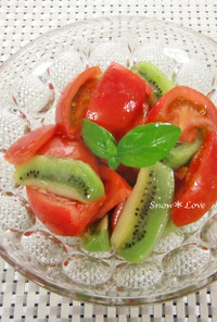 赤と緑☆トマトとキウイのバジルサラダ