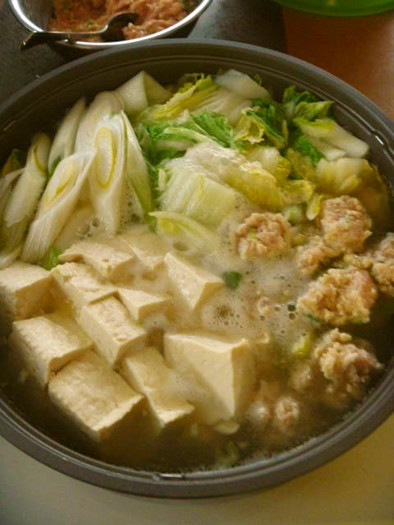 白菜と豆腐と肉団子の中華だしの塩鍋の写真