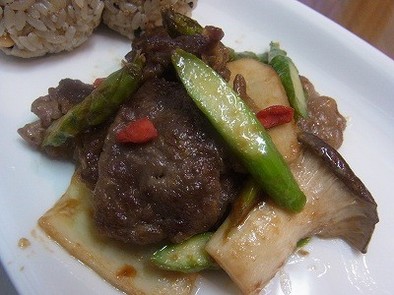 牛肉とアスパラガスのオイマヨ炒めの写真