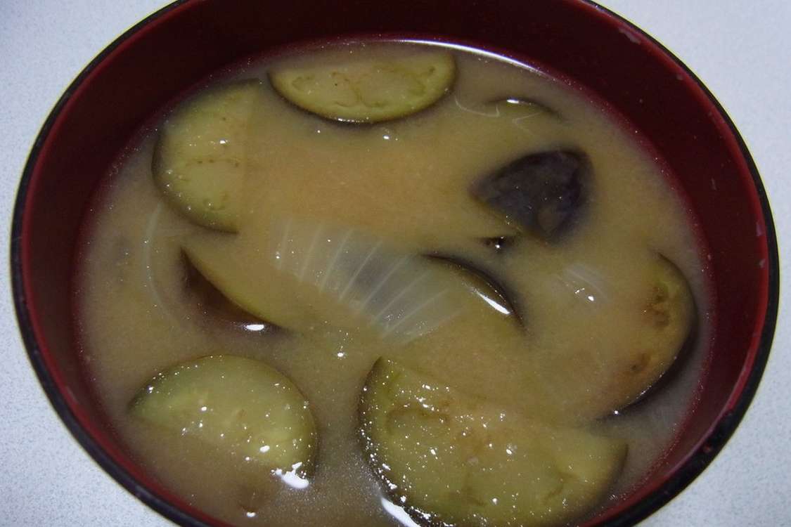 ゴマ油でおいしい玉ねぎとなすのお味噌汁 レシピ 作り方 By みぃ0803 クックパッド 簡単おいしいみんなのレシピが379万品