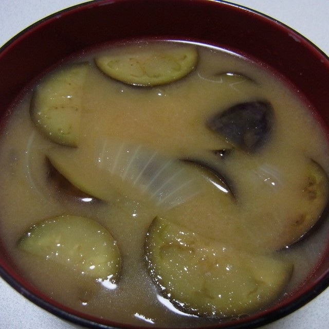 ゴマ油でおいしい玉ねぎとなすのお味噌汁 レシピ 作り方 By みぃ0803 クックパッド 簡単おいしいみんなのレシピが352万品