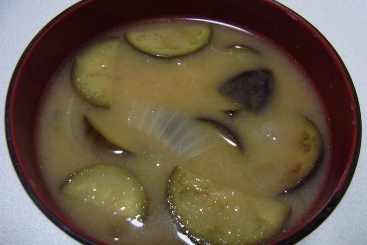 ゴマ油でおいしい玉ねぎとなすのお味噌汁 レシピ 作り方 By みぃ0803 クックパッド