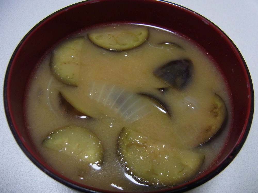 ゴマ油でおいしい玉ねぎとなすのお味噌汁 レシピ 作り方 By みぃ0803 クックパッド 簡単おいしいみんなのレシピが366万品