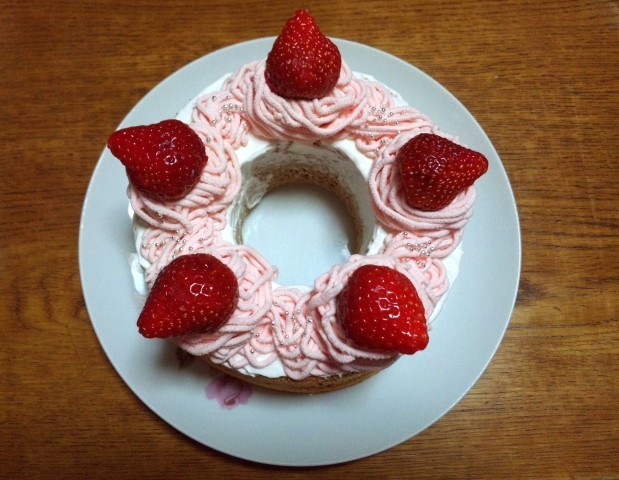 苺のモンブランシフォンケーキの画像