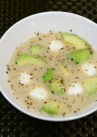 アボカドとモッツァレラの豆乳味噌スープ