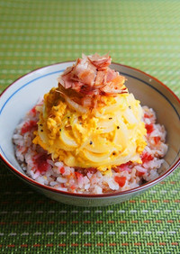 ふわり✿梅おかかご飯の新玉葱の炒り卵のせ