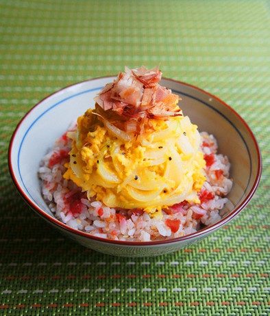 ふわり✿梅おかかご飯の新玉葱の炒り卵のせの写真