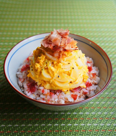 ふわり✿梅おかかご飯の新玉葱の炒り卵のせの画像