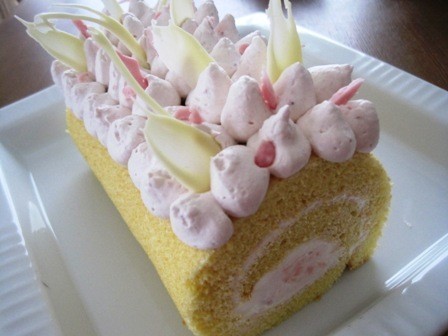 イチゴジャムクリームのロールケーキの画像