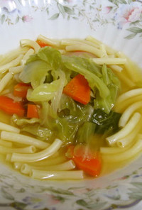 残り野菜とマカロニのスープ