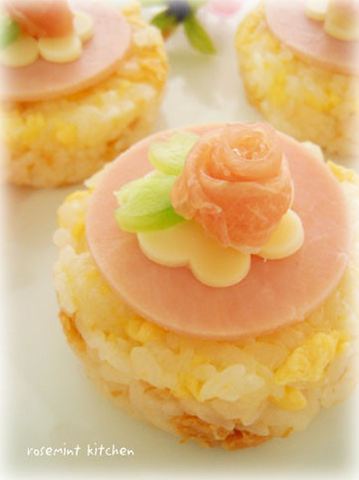 可愛いミニ薔薇の飾り寿司の写真