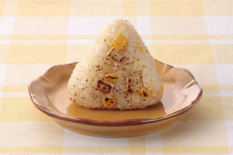 じゃがバターコーンの焼きチーズおにぎり レシピ 作り方 By 六甲バター クックパッド 簡単おいしいみんなのレシピが372万品