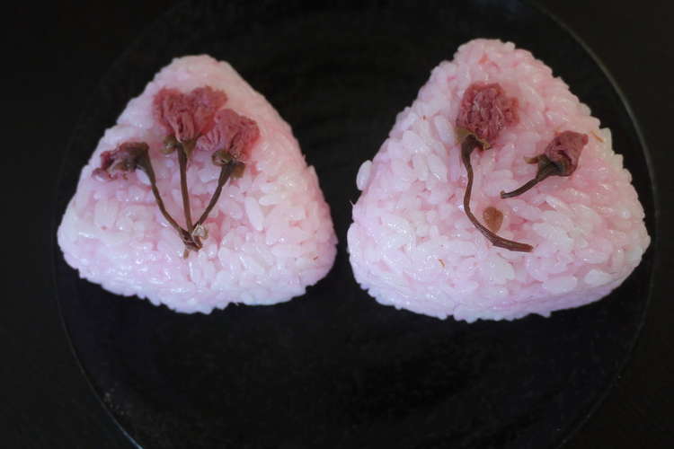 ひな祭りに 桜でんぶで 桜ごはんお握り レシピ 作り方 By スタイリッシュママ クックパッド