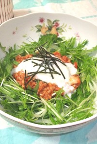 納豆キムチ＆温泉卵のシャキシャキサラダ。