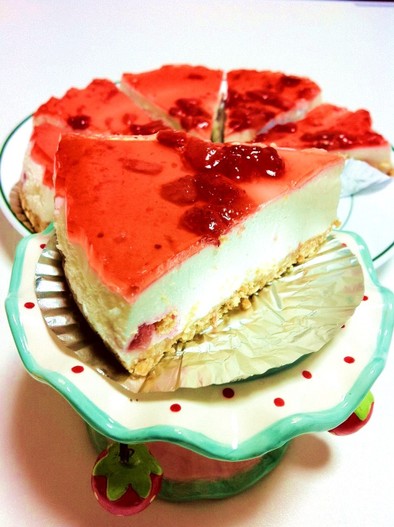 レアチーズケーキに♪ 真っ赤な苺のソースの写真
