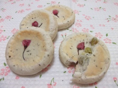 うぐいす豆と桜の平焼きパンの写真