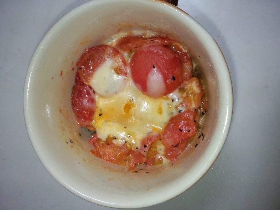 忙しい朝にマグカップでトマトチーズエッグの画像