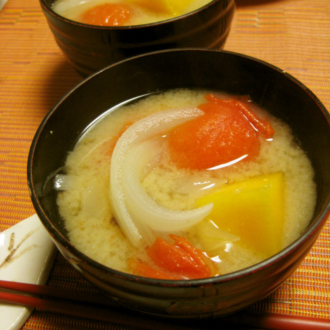 簡単❀トマトと薩摩芋で作る暖色♡お味噌汁