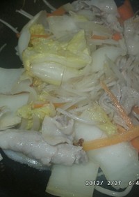 豚バラ肉・トック・野菜の蒸し焼き
