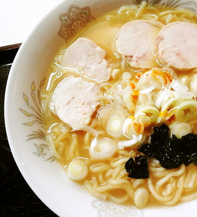 簡単＊鶏ハムとラー油の塩ラーメンの写真