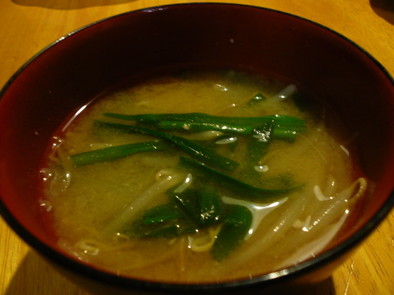 モヤシとニラの味噌汁の写真