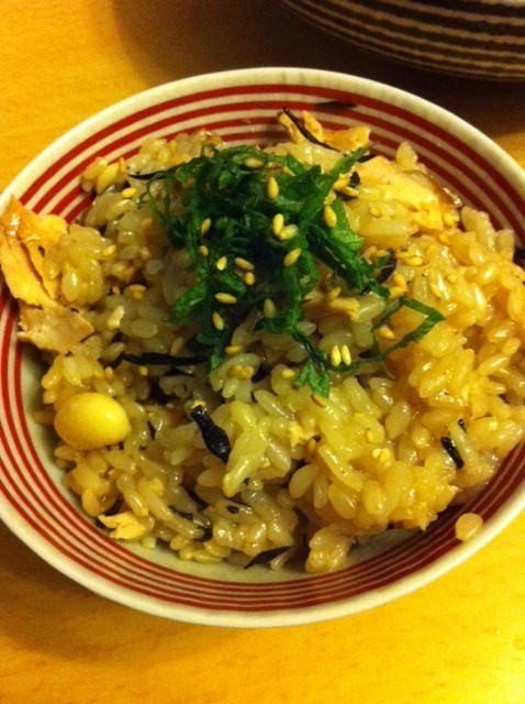 鮭と大豆とひじきの炊き込みご飯の画像