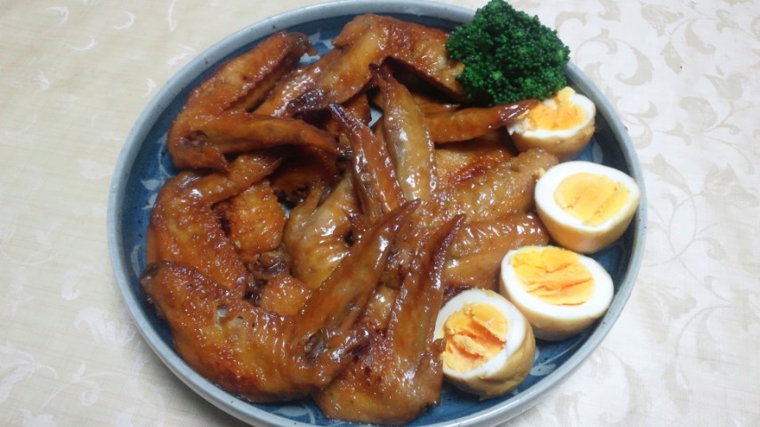 鶏手羽先の煮物と煮卵の画像