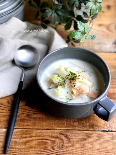 白菜とハムのミルクスープの写真