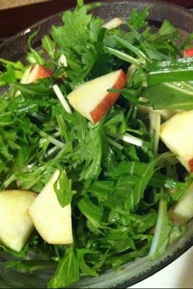 水菜とわさび菜とりんごのサラダ♪の画像