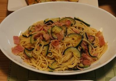 ズッキーニとベーコンのパスタの写真