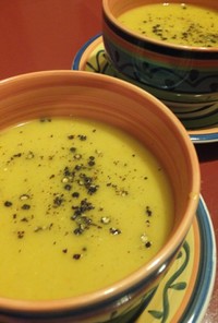 サツマイモ、ニンジンのカレー風味スープ
