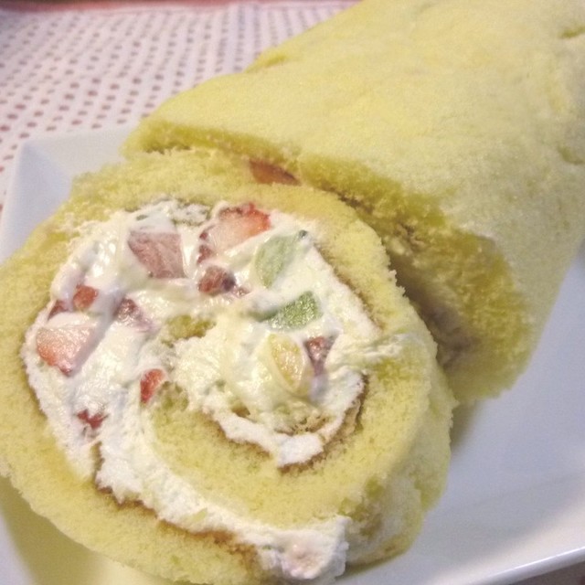 安いロールケーキをクリームたっぷりに レシピ 作り方 By ぱーーちゃん クックパッド 簡単おいしいみんなのレシピが350万品