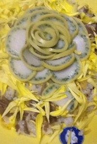 黄色づくし寿司！菜の花と菊の花散らして