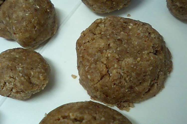 オートミールのアーモンドエナジーボール レシピ 作り方 By Elly S クックパッド 簡単おいしいみんなのレシピが352万品