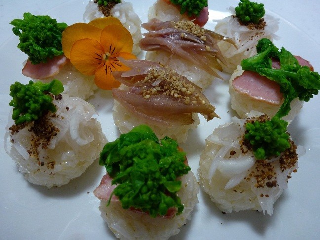 菜の花の手まり寿司の画像