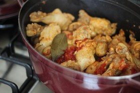 骨付き鶏のトマトマッシュ煮