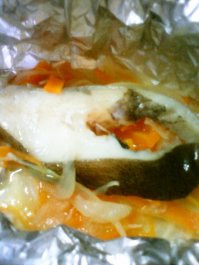 カレイなど白身魚のホイル焼きの写真