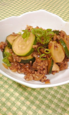 ズッキーニとエリンギのそぼろ炒め☆丼にも
