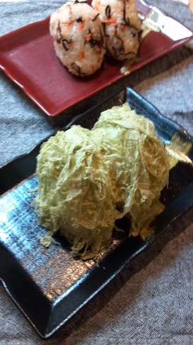 とろろ昆布と鮭のおにぎり