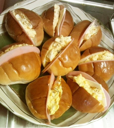 卵♥ハム♥チーズのロールパンサンドの写真