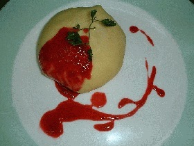 チーズオムレツのクレープ包み ラズベリーソース