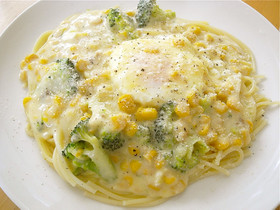 ブロッコリーと玉子のコーンクリームパスタ