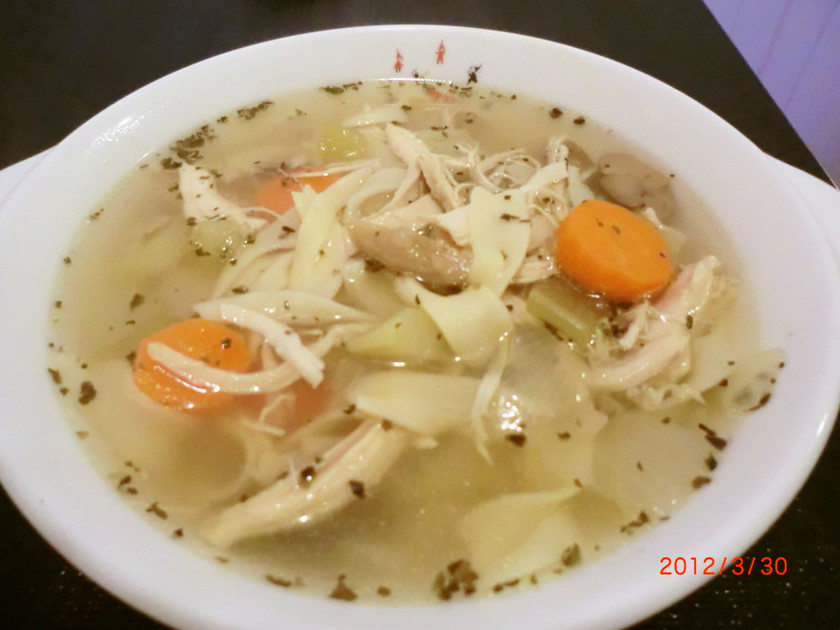 ハーブ入りチキンヌードルスープのレシピ