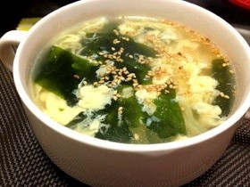 卵とワカメの中華スープの画像