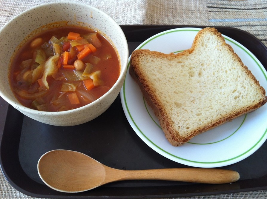 朝食に野菜と大豆のトマトスープの画像