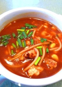 コーンとパスタのトマト味噌スープ