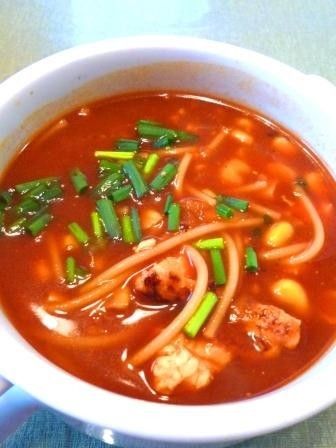 コーンとパスタのトマト味噌スープの画像
