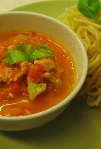 赤い野菜スープパスタ